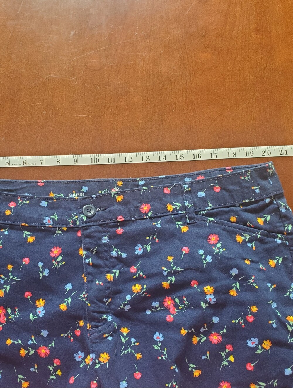 St. John's Bay Navy Floral Capri Pants Size 18W - Picture 3 of 7